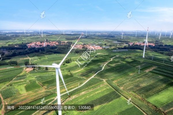 航拍農(nóng)田渦輪風(fēng)力發(fā)電機(jī)