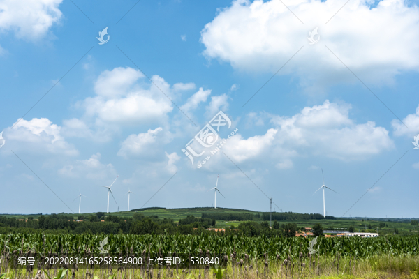 航拍鄉(xiāng)村農(nóng)田電力設備