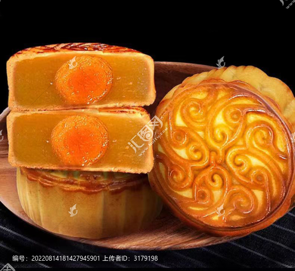 切開(kāi)的蛋黃月餅