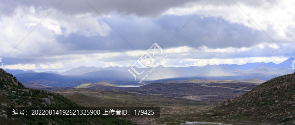 四川甘孜稻城海子山藍天白云