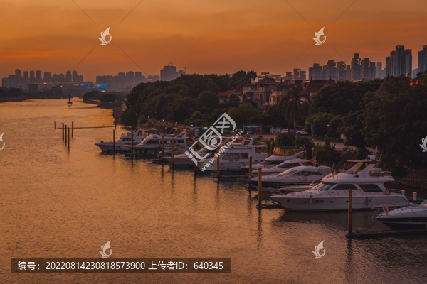 南浦橋夕陽下的游艇
