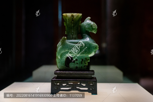 清代碧玉乾隆年制天雞樽