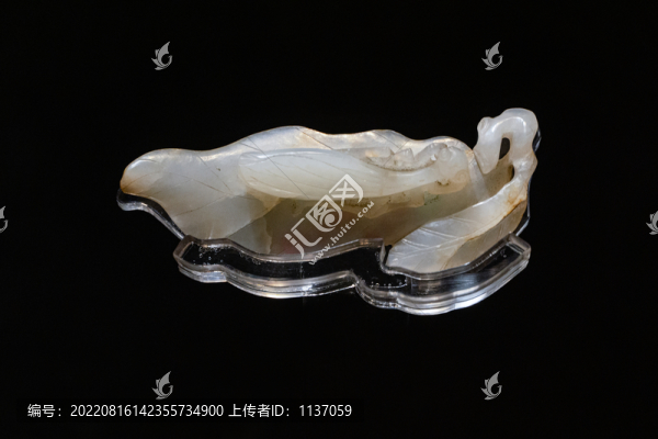 清代白玉秋葉螳螂佩