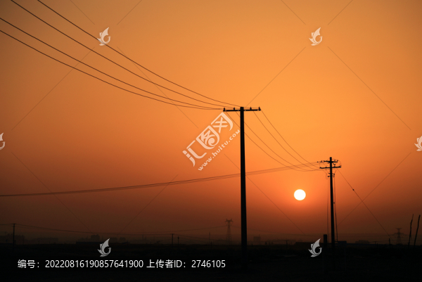 夕陽(yáng)下的電線桿