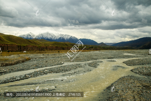 雪山河流