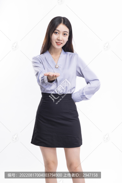 穿著黑色短裙的商務(wù)女性
