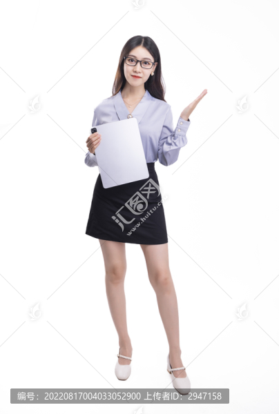 穿著短裙拿著平板電腦的女性