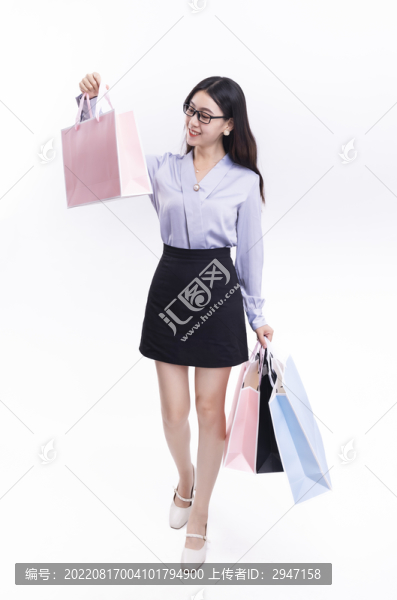 穿著短裙拿著購物袋的美麗女性