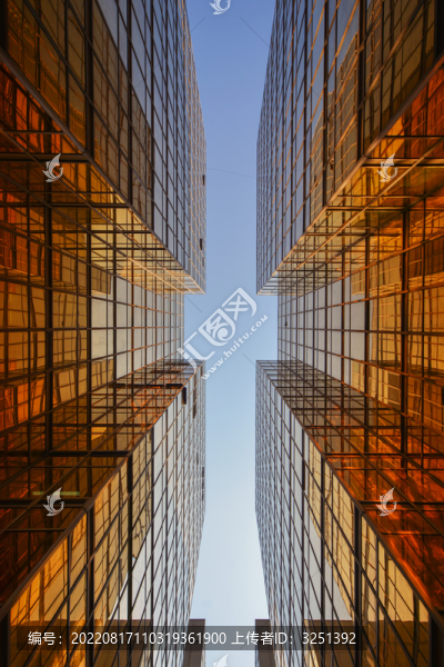 城市金融建筑高樓仰視圖