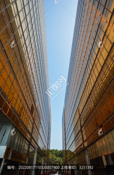 城市金融建筑高樓仰視圖