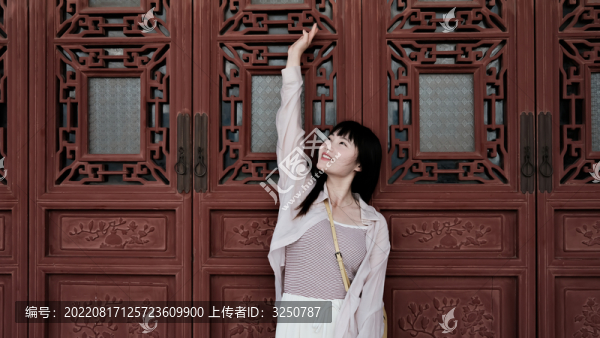 古建筑和女人