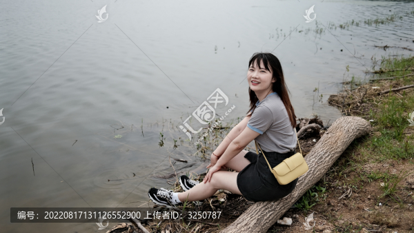 湖畔女子