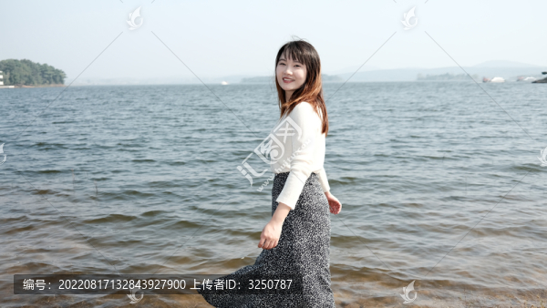 湖畔女子