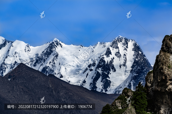 夏日里的博格達(dá)峰雪山