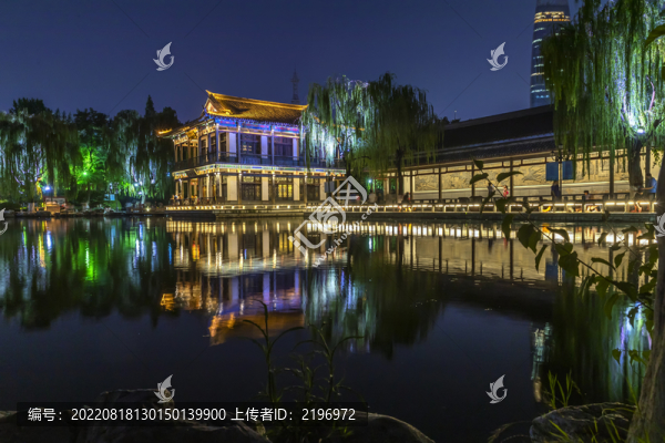 龍?zhí)队^魚夜色全景