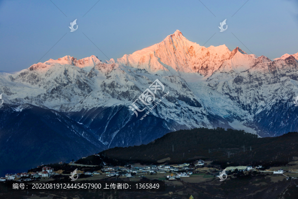 梅里雪山卡瓦博格日照金山