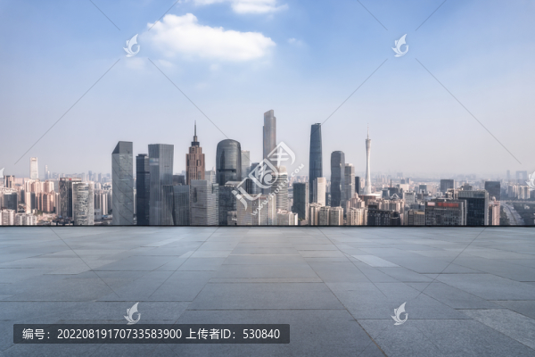 城市廣場和廣州現(xiàn)代建筑群背景