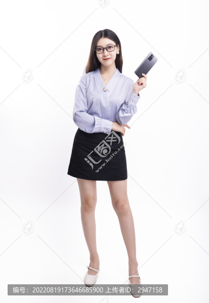 穿著短裙拿著手機的商務女性
