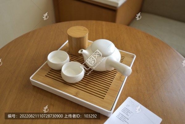 桌面的茶具
