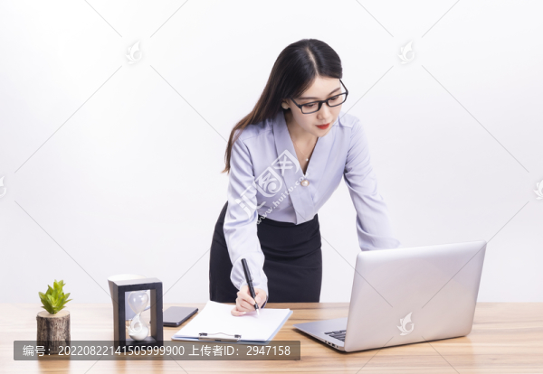 站在辦公桌前的商務(wù)女性