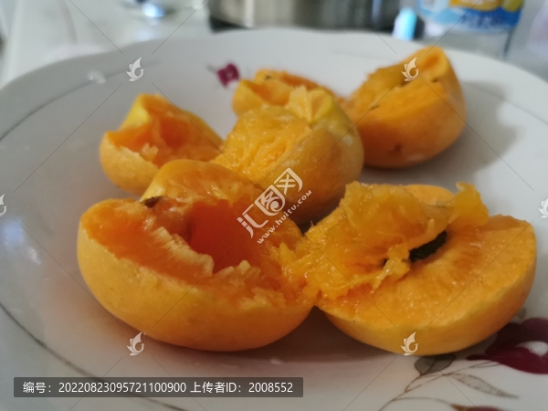 一盤掰開的黃杏