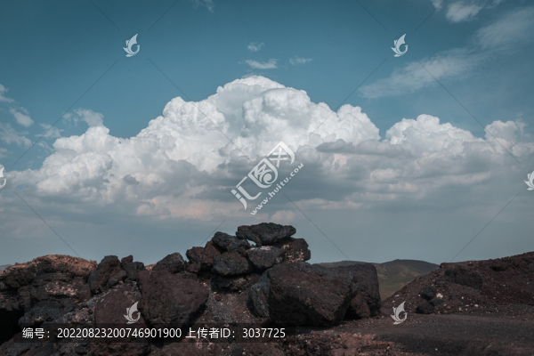 藍(lán)天白云下的火山