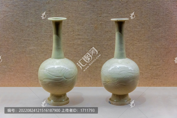北宋白釉刻云龍紋長頸瓶