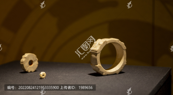 龍首紋玉鐲