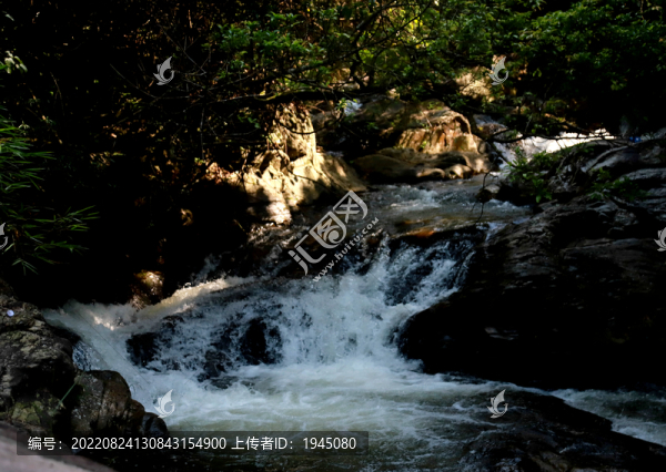 山澗河流