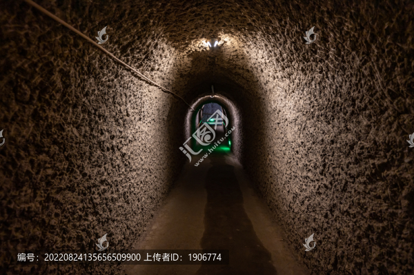 新疆吐魯番坎兒井景區(qū)地下場景