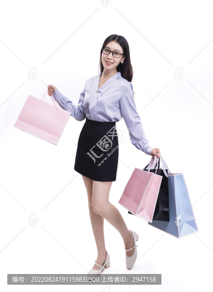 穿著短裙拿著購物袋的美麗女性