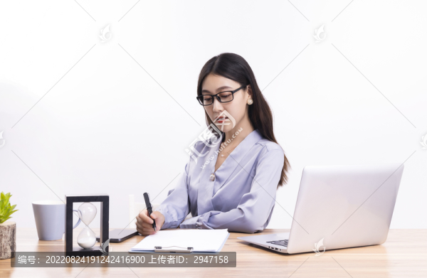 坐在辦公桌前工作的商務(wù)女性