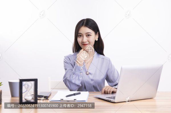 坐在辦公桌前工作的商務(wù)女性