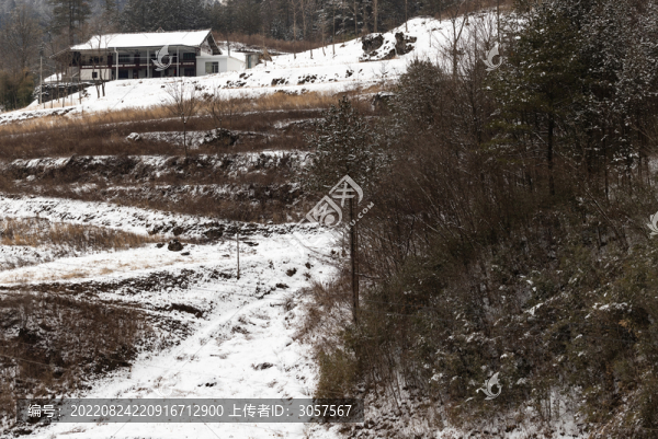 農(nóng)村積雪覆蓋的鄉(xiāng)間小路