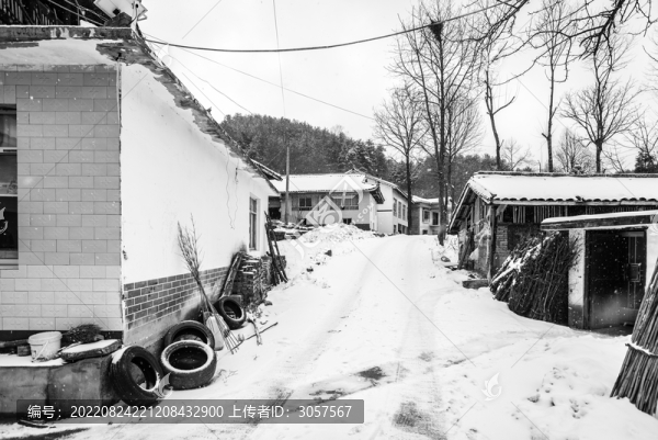 農(nóng)村積雪覆蓋的鄉(xiāng)間小路
