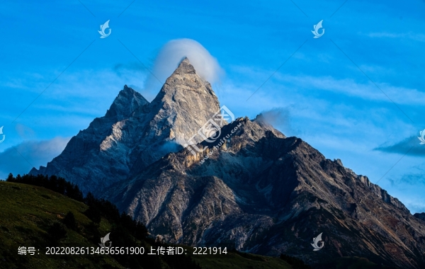 帶帽的山峰