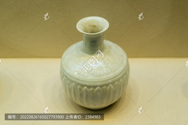 北宋定窯白釉刻蓮紋長頸瓶