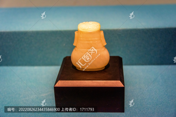 安徽博物院館藏元代貫耳玉瓶