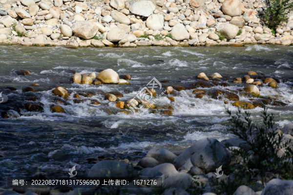 水中石頭