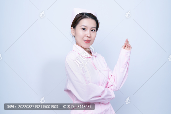 身穿護士服女性醫(yī)護人員形象