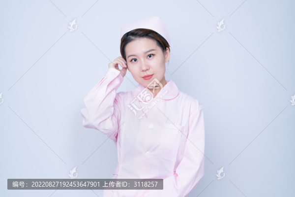 護(hù)士服的年輕女性醫(yī)護(hù)人員