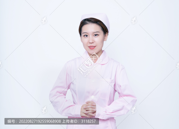 護(hù)士服的年輕女性醫(yī)護(hù)人員