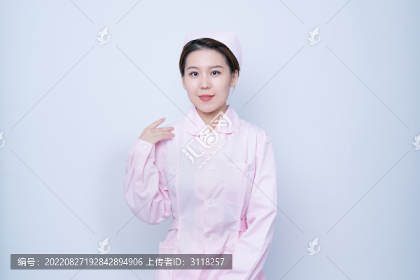 護(hù)士服的年輕女性醫(yī)護(hù)人員