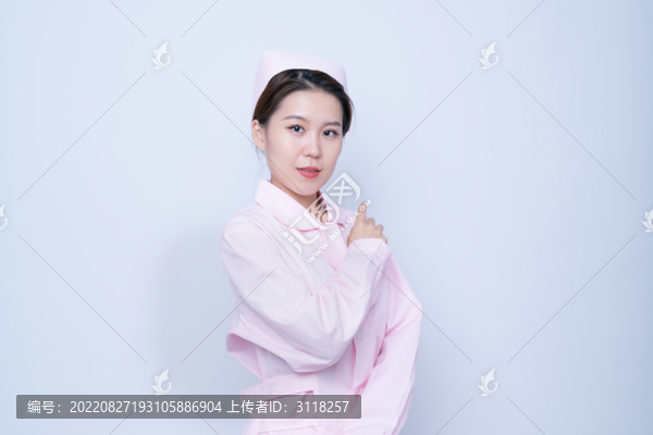 護(hù)士服的年輕女性醫(yī)護(hù)人員