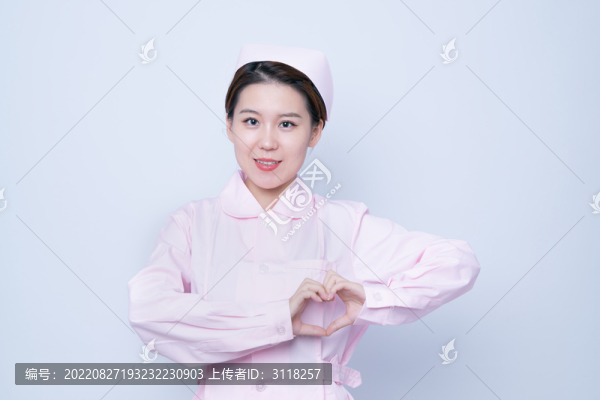 做愛心手勢的年輕女護士肖像