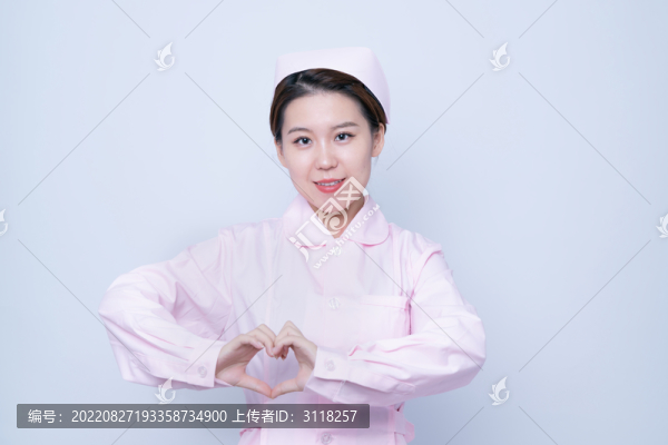 做愛心手勢(shì)的年輕女護(hù)士肖像