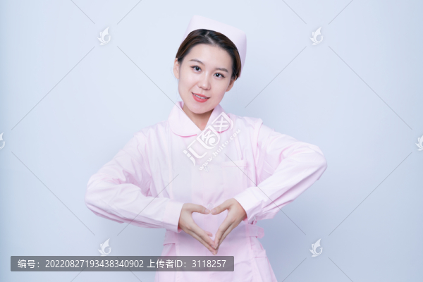 做愛(ài)心手勢(shì)的年輕女護(hù)士肖像