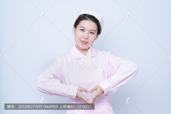 做愛(ài)心手勢(shì)的年輕女護(hù)士肖像