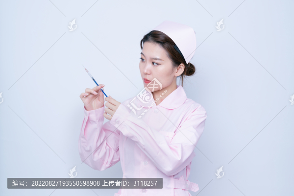 手持注射器的女性醫(yī)護(hù)人員形象