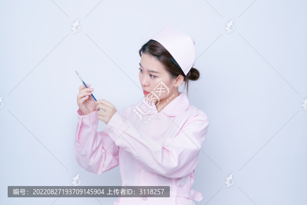手持注射器的女性醫(yī)護(hù)人員形象